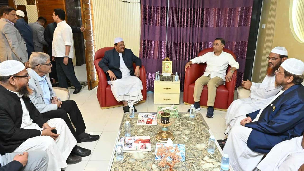 চরমোনাই পীরের বাসায় তারেক রহমান