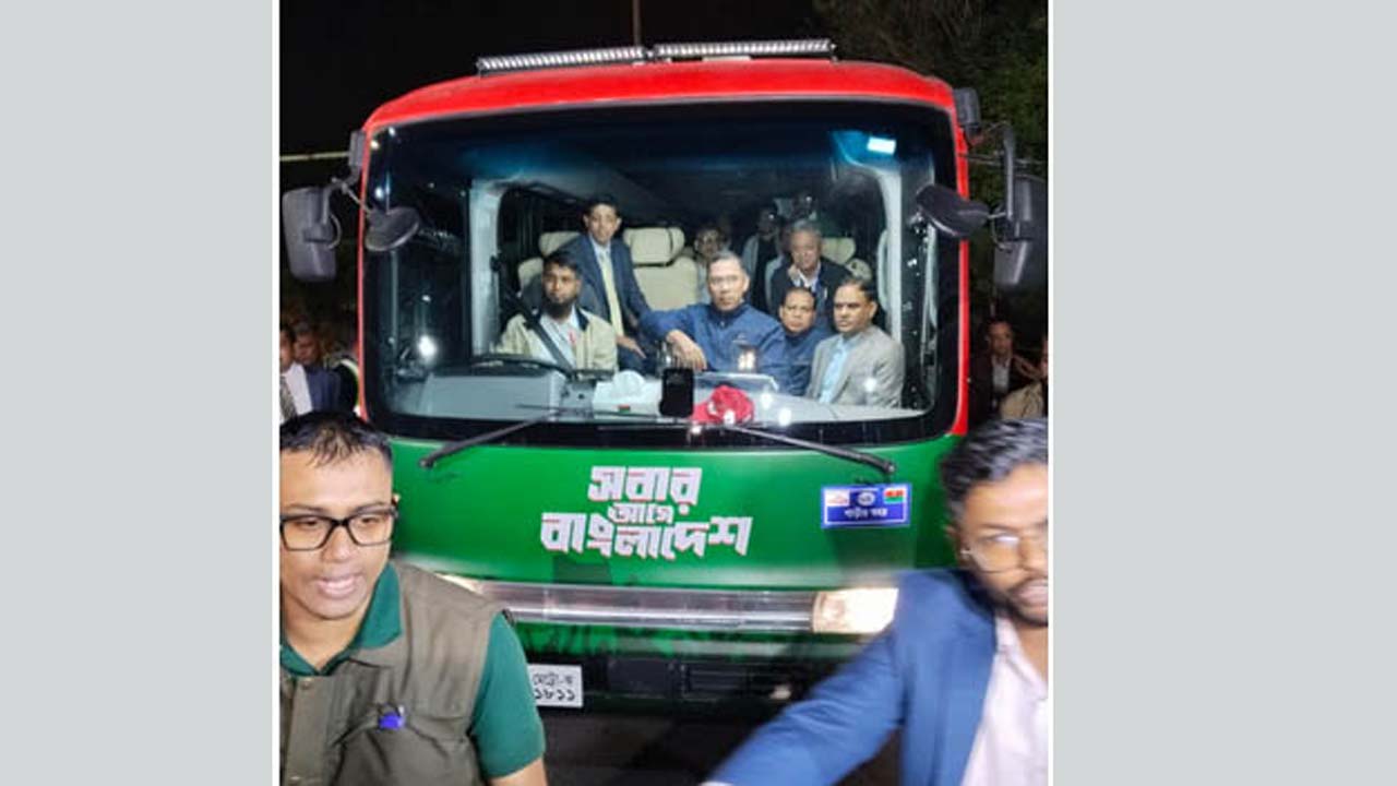 চট্টগ্রাম পৌঁছেই নির্ধারিত বুলেটপ্রুফ বাসে চড়ে হোটেল রেডিসনের উদ্দেশে রওয়ানা দেন তারেক রহমান