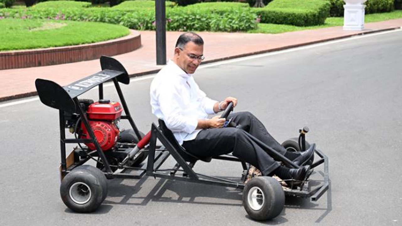 রিজওয়ান রশীদের রেসিং কার চালাচ্ছেন প্রধানমন্ত্রী তারেক রহমান