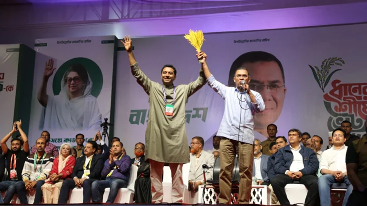 ববি হাজ্জাজের হাতে ধানের শীষ প্রতীক তুলে দেন তারেক রহমান