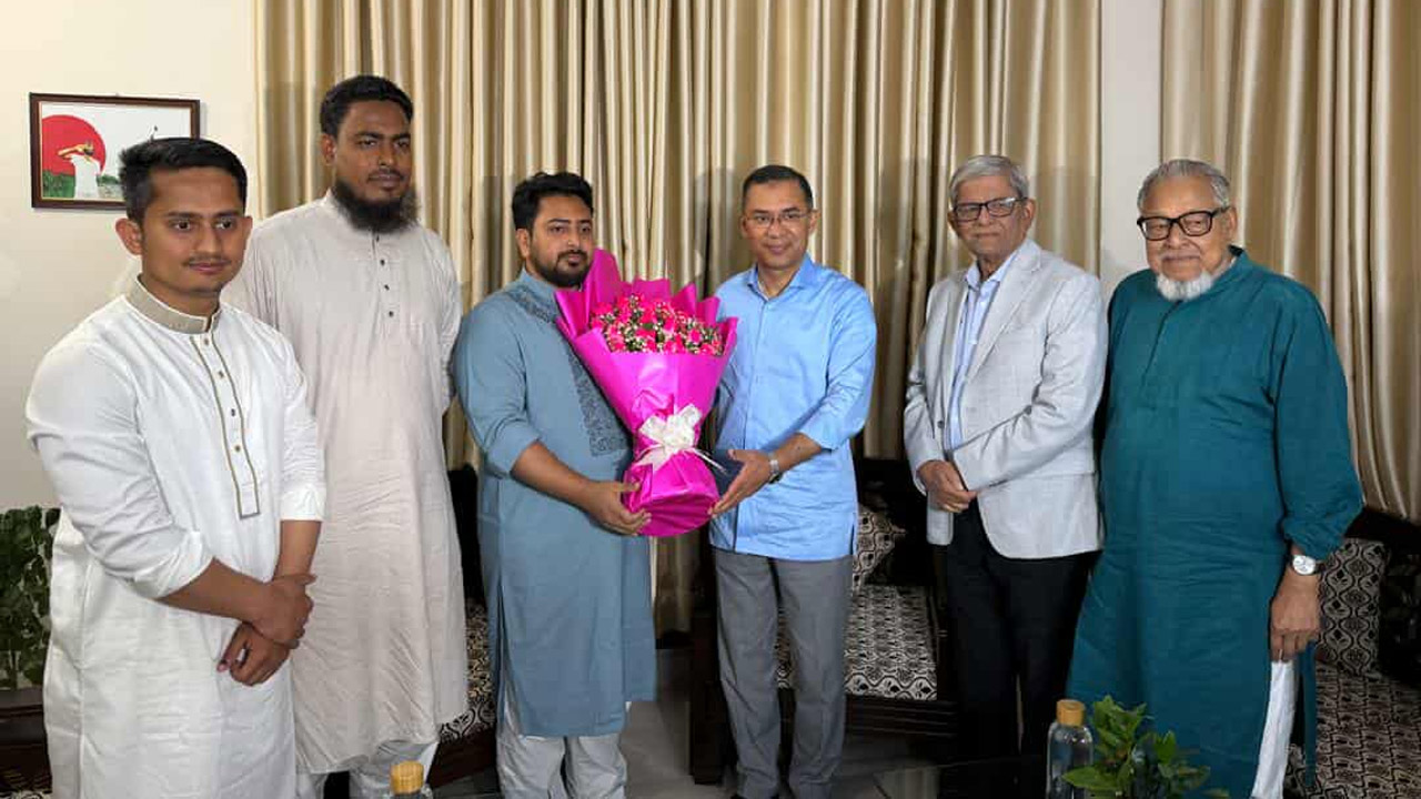 দুই নেতার ফুলেল শুভেচ্ছা বিনিময়