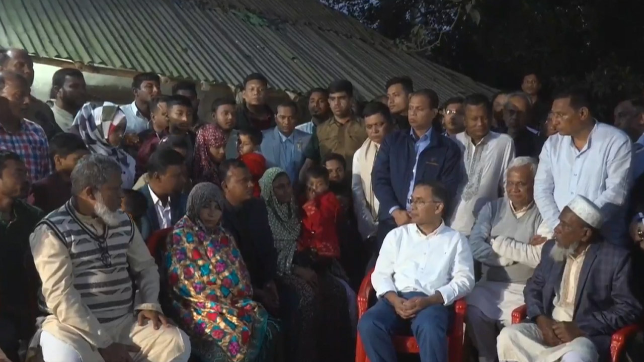 শহীদ আবু সাঈদের পরিবারের সাথে কথা বলছেন তারেক রহমান