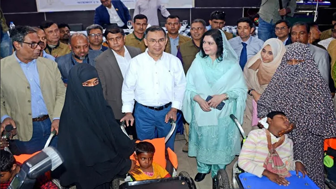 বগুড়ায় সিএসএফ গ্লোবালের আয়োজনে ডা: জুবাইদা রহমানের পক্ষ থেকে হুইল চেয়ার বিতরণ অনুষ্ঠানে তারেক রহমান দম্পতি