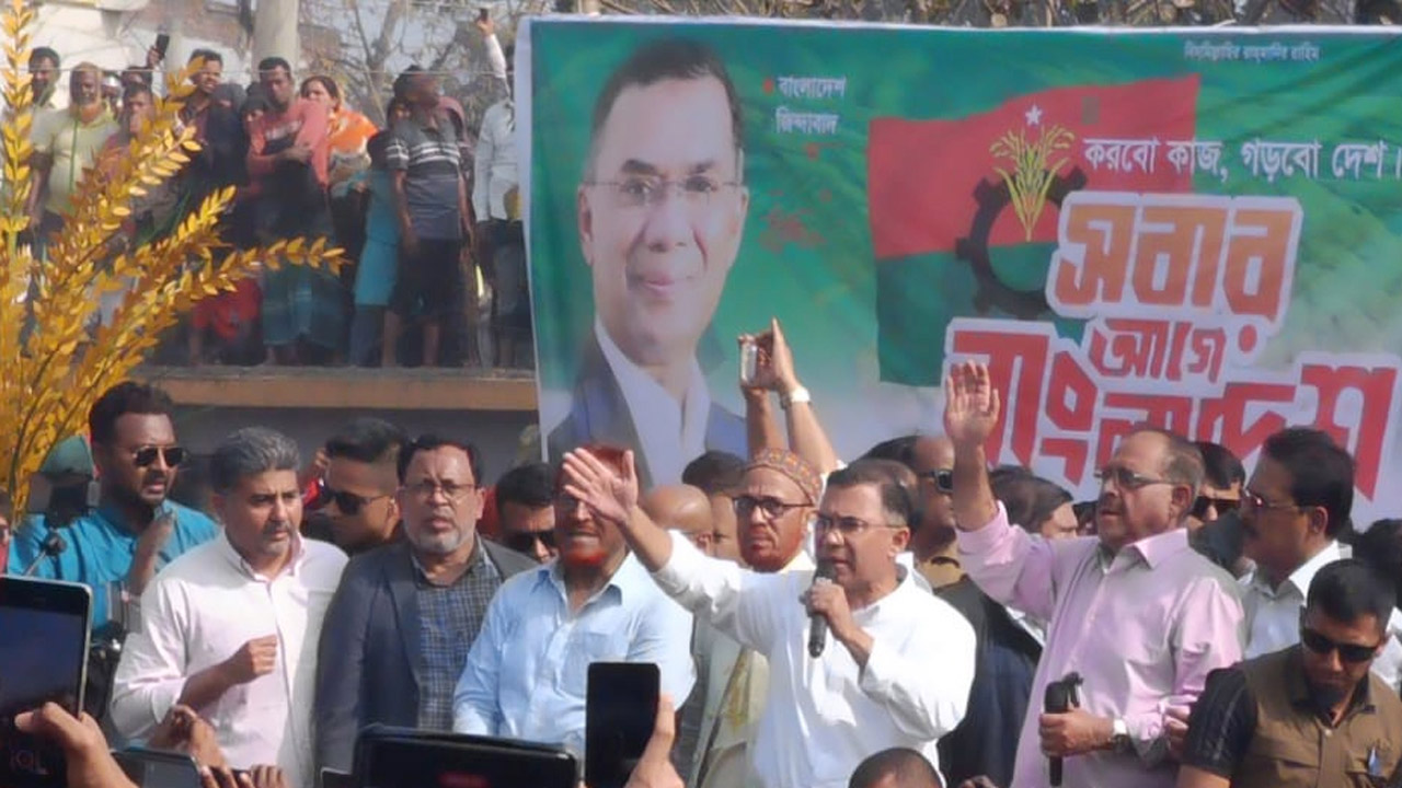 বগুড়ার শেরপুরের পথসভায় বক্তব্য রাখছেন তারেক রহমান
