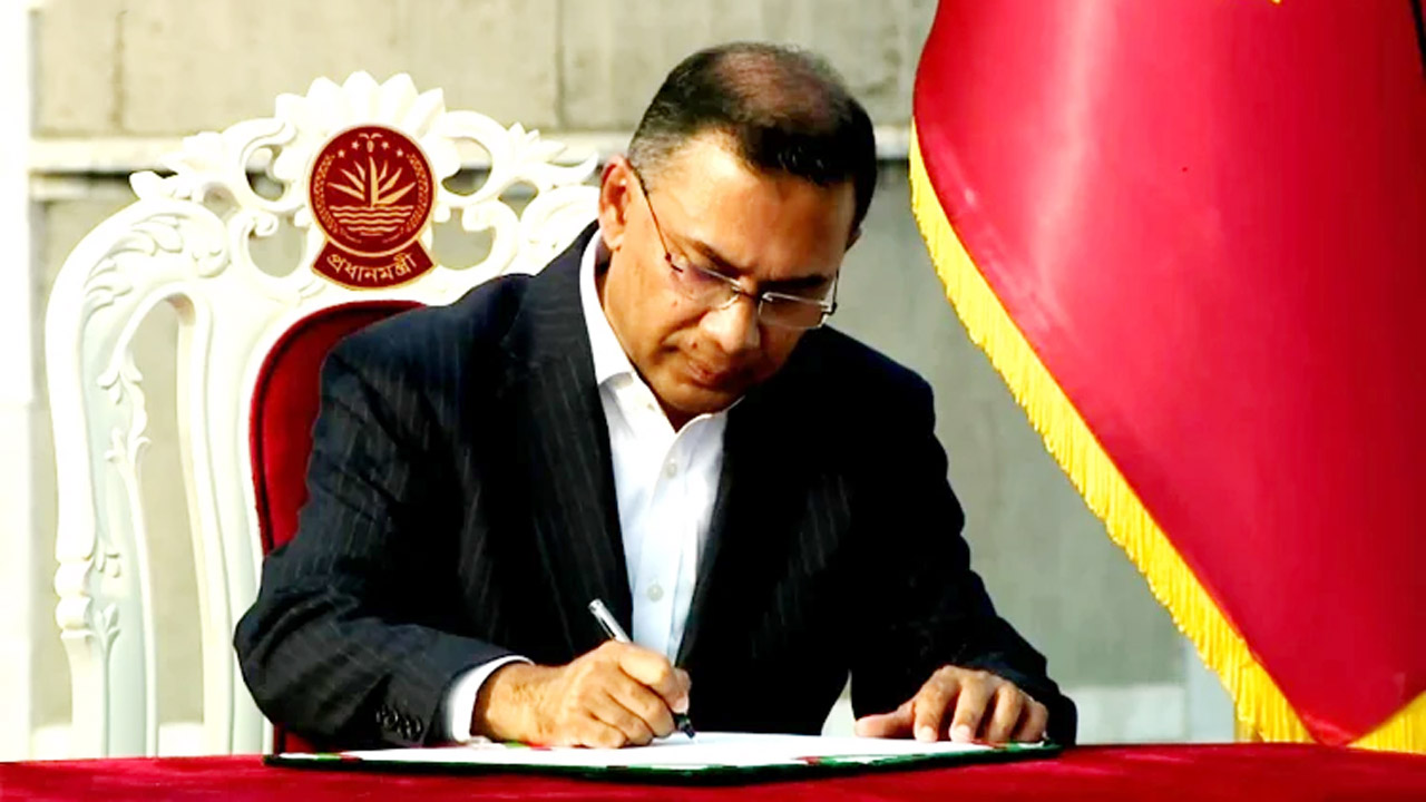 শপথ গ্রহণের পর স্বাক্ষর করছেন তারেক রহমান