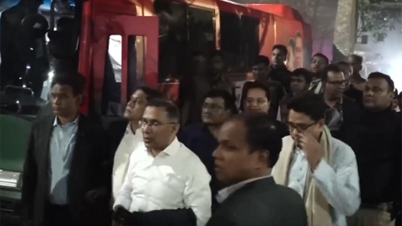 বাসার সামনে বাস থেকে নামার পর তারেক রহমান