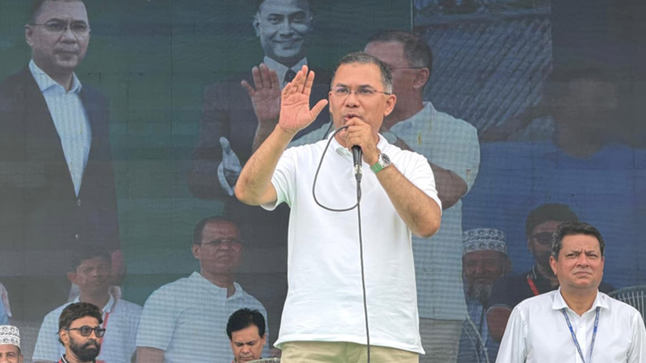কুমিল্লার বরুড়া উপজেলার লক্ষ্মীপুর বাজার মাঠে পথসভায় বক্তব্য রাখছেন প্রধানমন্ত্রী তারেক রহমান