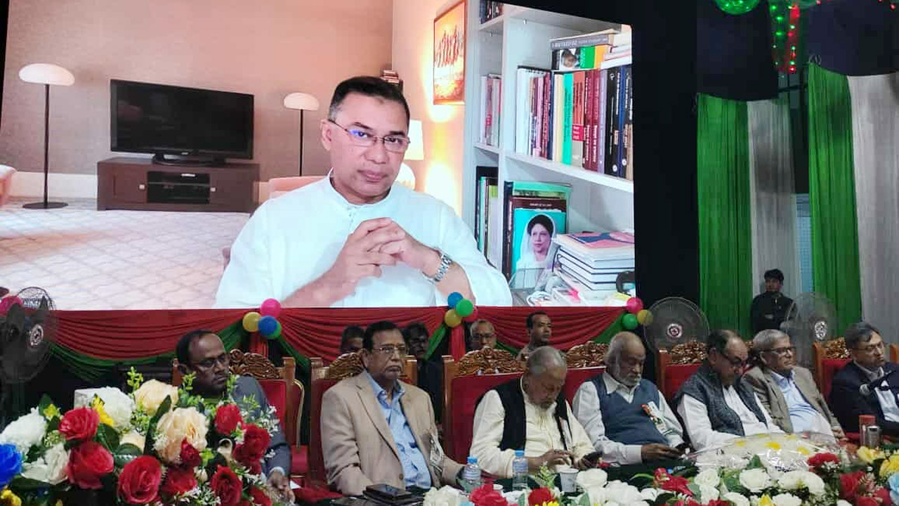 ভার্চুয়ালি যুক্ত আছেন তারেক রহমান এবং মঞ্চে উপবিষ্ট বিএনপি নেতারা