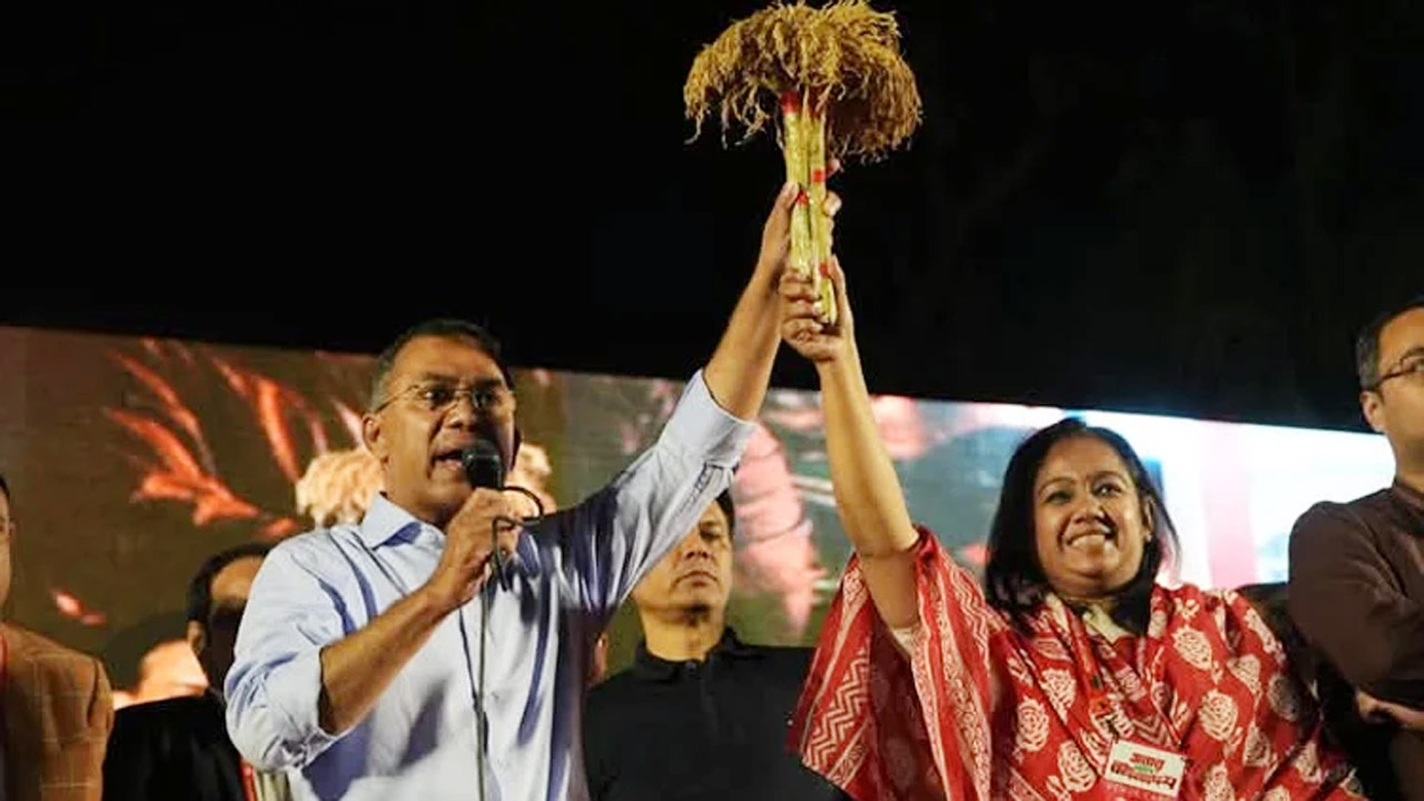 সানজিদা ইসলাম তুলির হাতে ধানের শীষ প্রতীক তুলে দেন তারেক রহমান