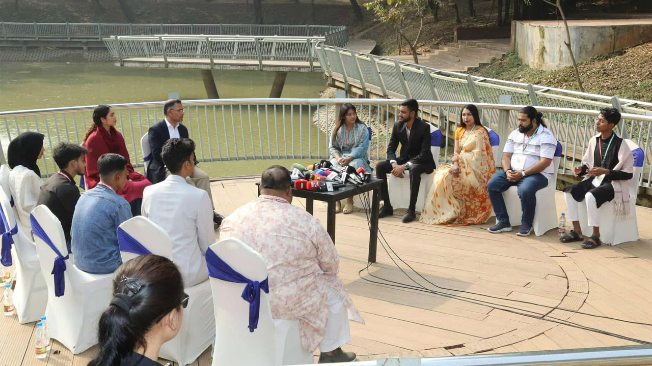 তরুণ প্রজন্মের প্রতিনিধিদের বক্তব্য শুনছেন তারেক রহমান ও তার মেয়ে জাইমা রহমান