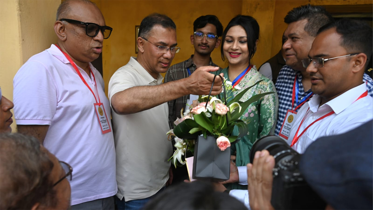 বাবার জন্মভূমি জিয়া বাড়িতে তারেক রহমানকে ফুল দিয়ে বরণ করা হয়