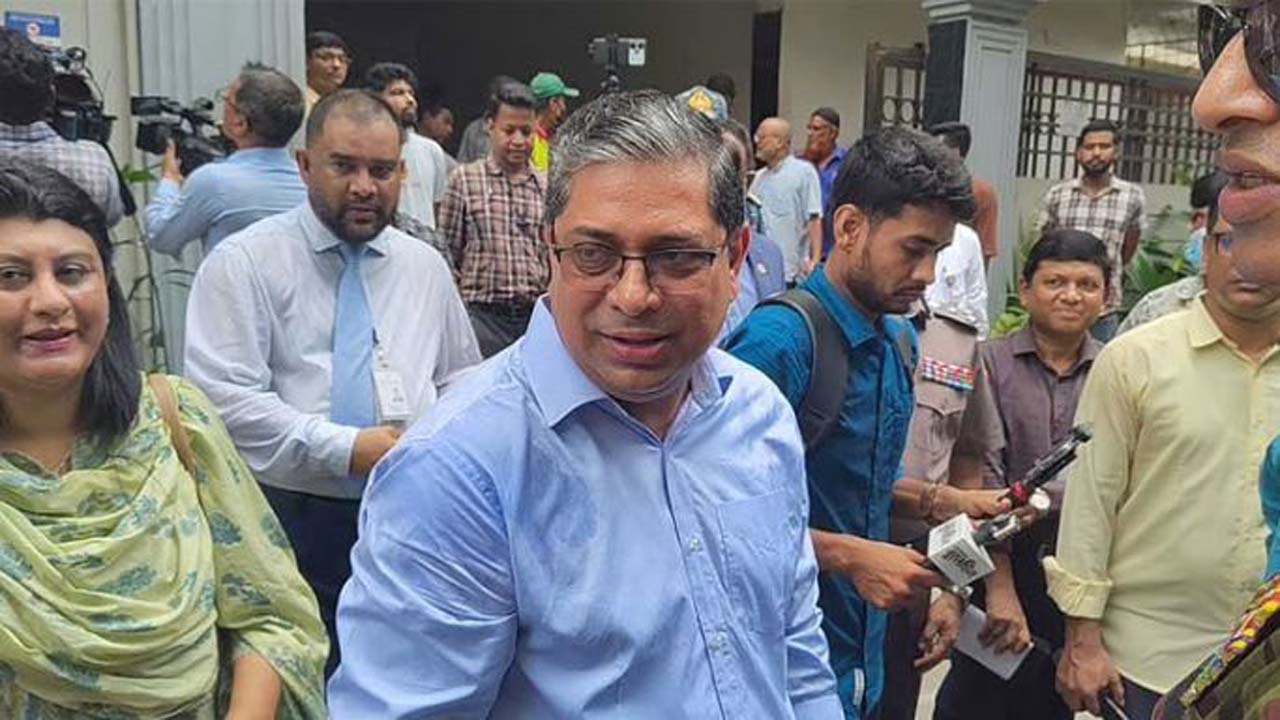 স্থানীয় সরকার প্রতিমন্ত্রী মীর শাহে আলম এডিস মশা অনুসন্ধান ও লার্ভা ধ্বংস অভিযান পরিদর্শন করছেন