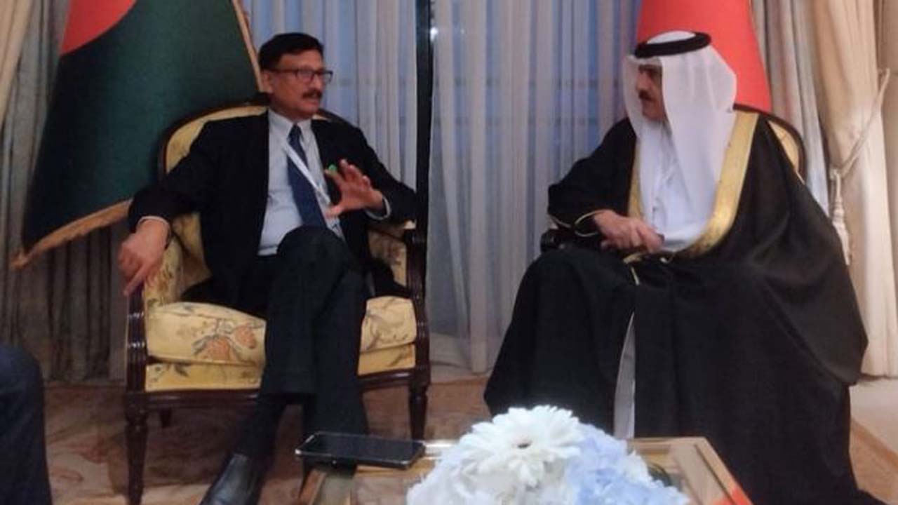 পররাষ্ট্র উপদেষ্টা মো: তৌহিদ হোসেন বাহরাইনের পররাষ্ট্রমন্ত্রী ড. আবদুল্লতিফ বিন রাশিদ আলজায়ানির সাথে দ্বিপক্ষীয় বৈঠক করেন