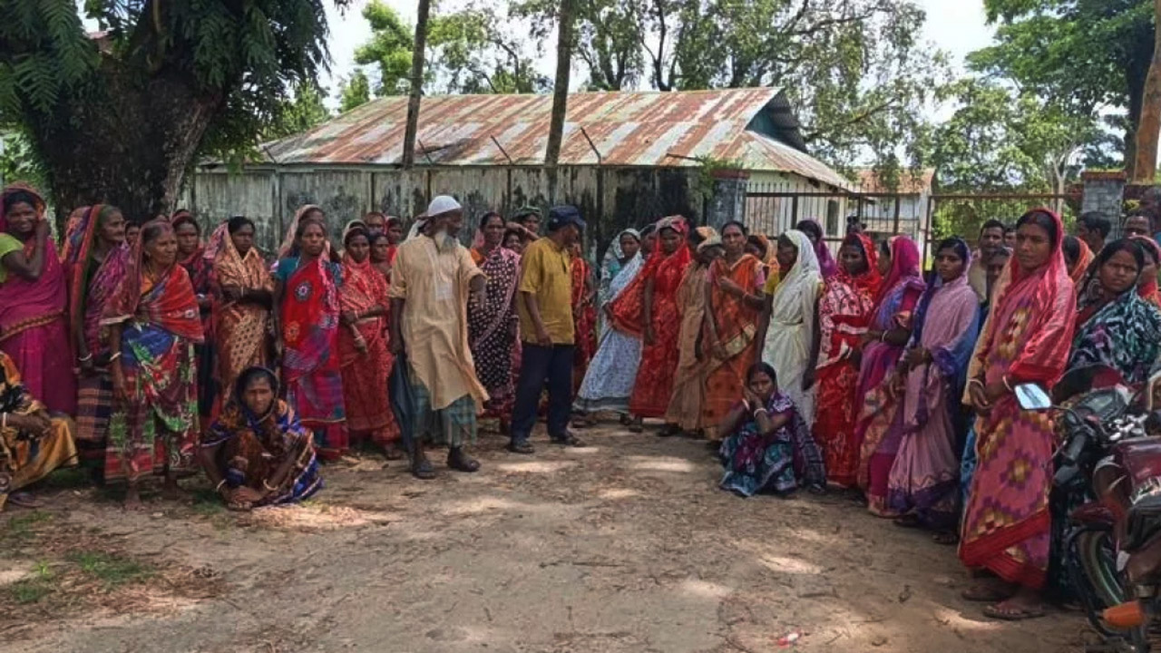ছয় সপ্তাহের বকেয়া মজুরির দাবিতে কমলগঞ্জে চা-শ্রমিকদের অবস্থান কর্মসূচি
