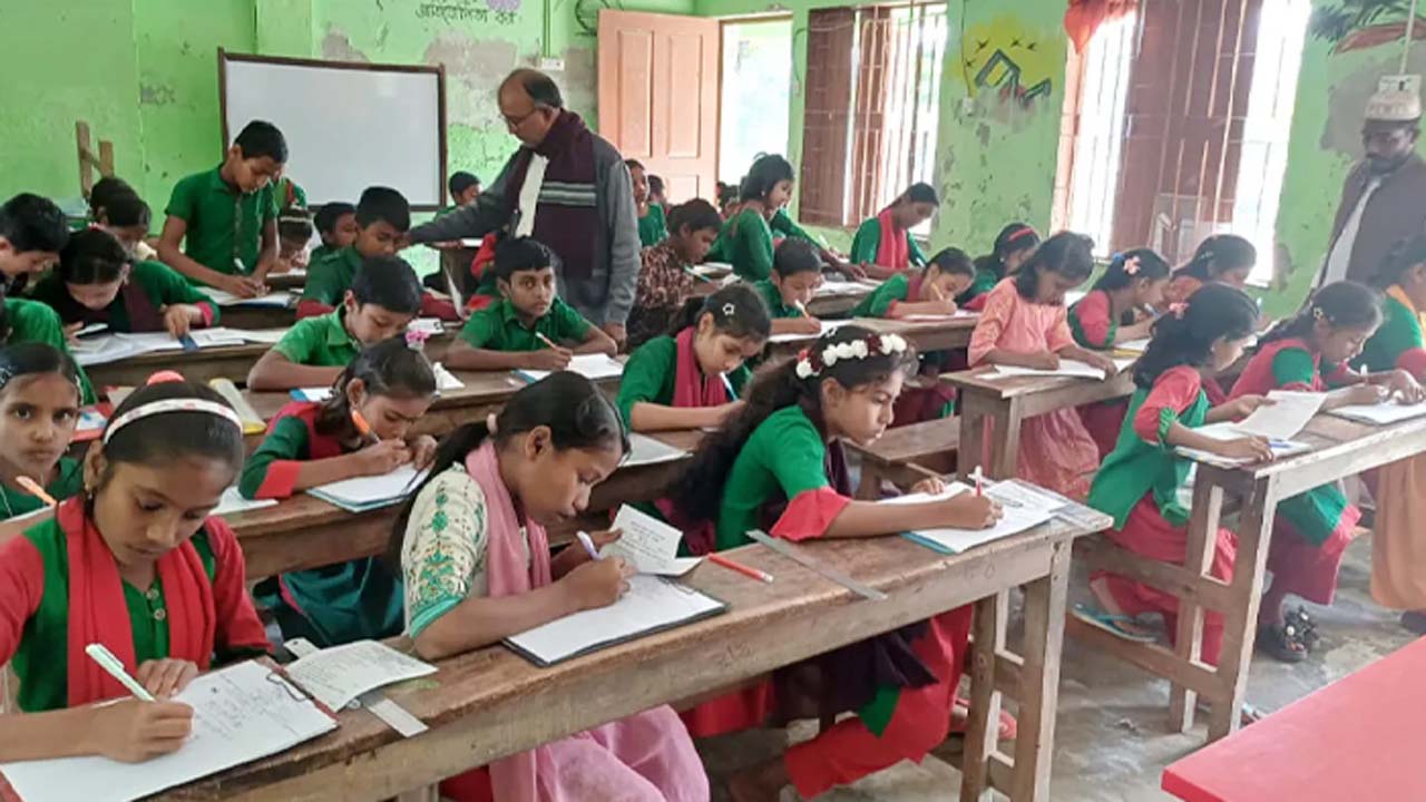 পরীক্ষায় ফিরছেন প্রাথমিক শিক্ষকরা
