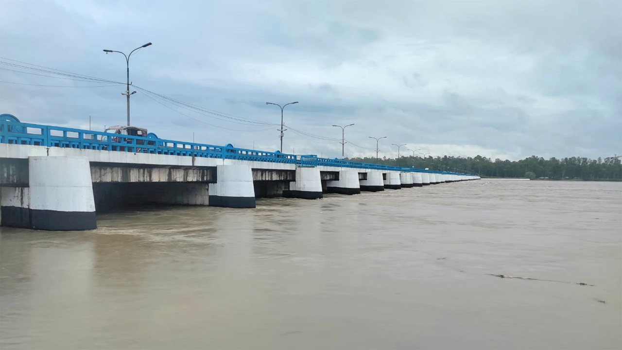 উজানের ঢলে তিস্তায় বাড়ছে পানির চাপ