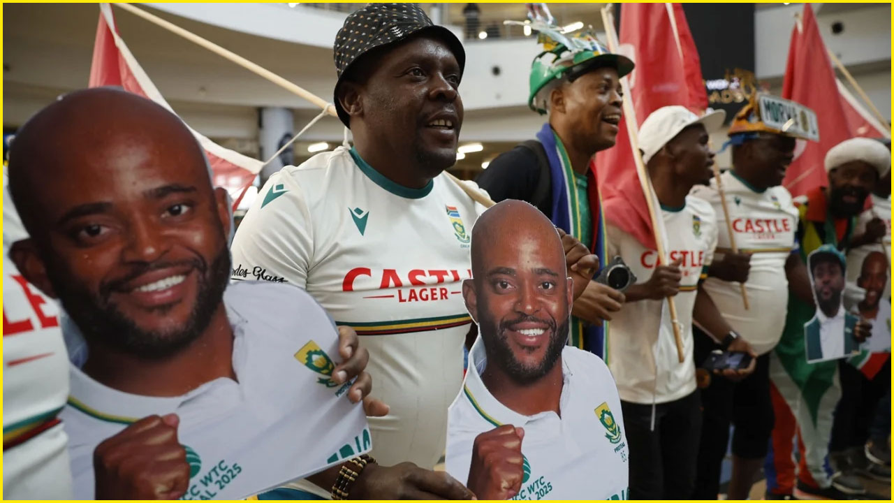 টেস্ট চ্যাম্পিয়ন শিপের শিরোপা জিতে দেশে ফিরলে এভাবেই বাভুমাকে অভ্যর্থনা জানান তার ভক্তরা