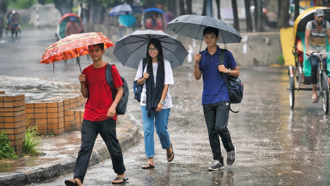 বৃষ্টিভেজা সকালে ছাতার নিচে পথচলা তরুণদের