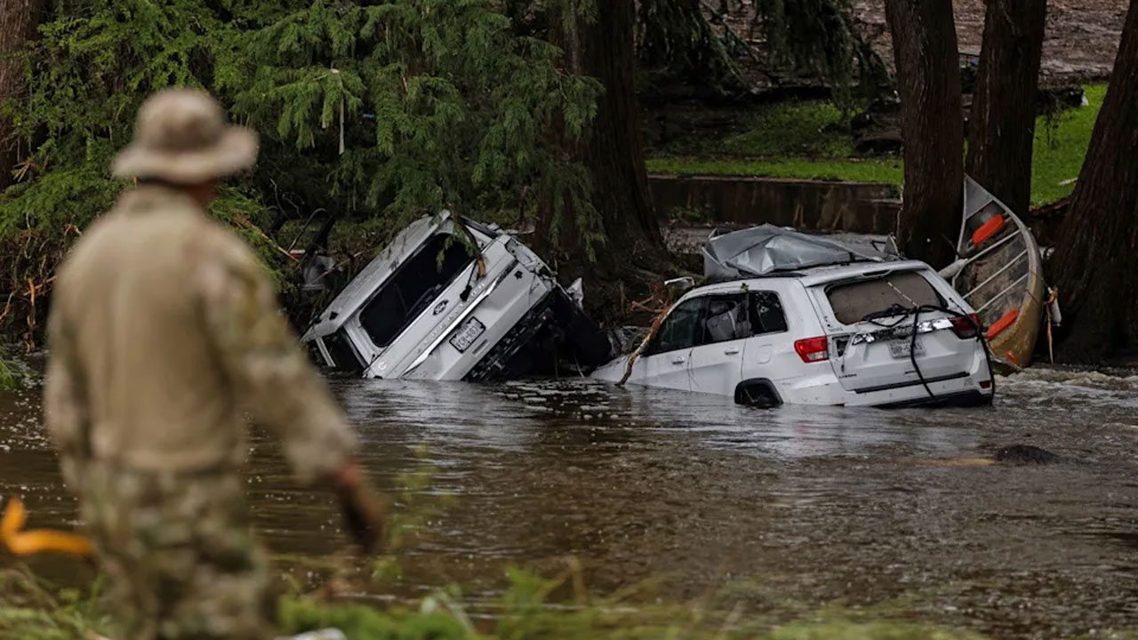 টেক্সাসের মধ্যাঞ্চলজুড়ে বন্যায় কমপক্ষে ১০৪ জনের মৃত্যুর খবর পাওয়া গেছে