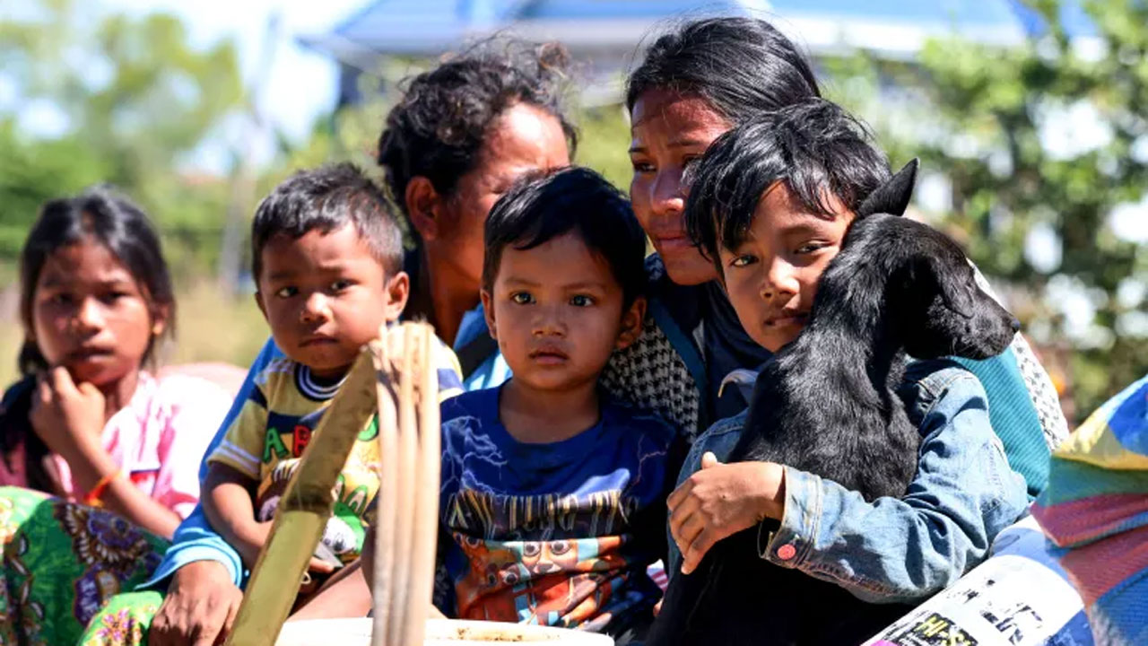 থাই বিমান হামলার পর কম্বোডিয়ানরা এলাকা ছেড়ে চলে যাচ্ছেন