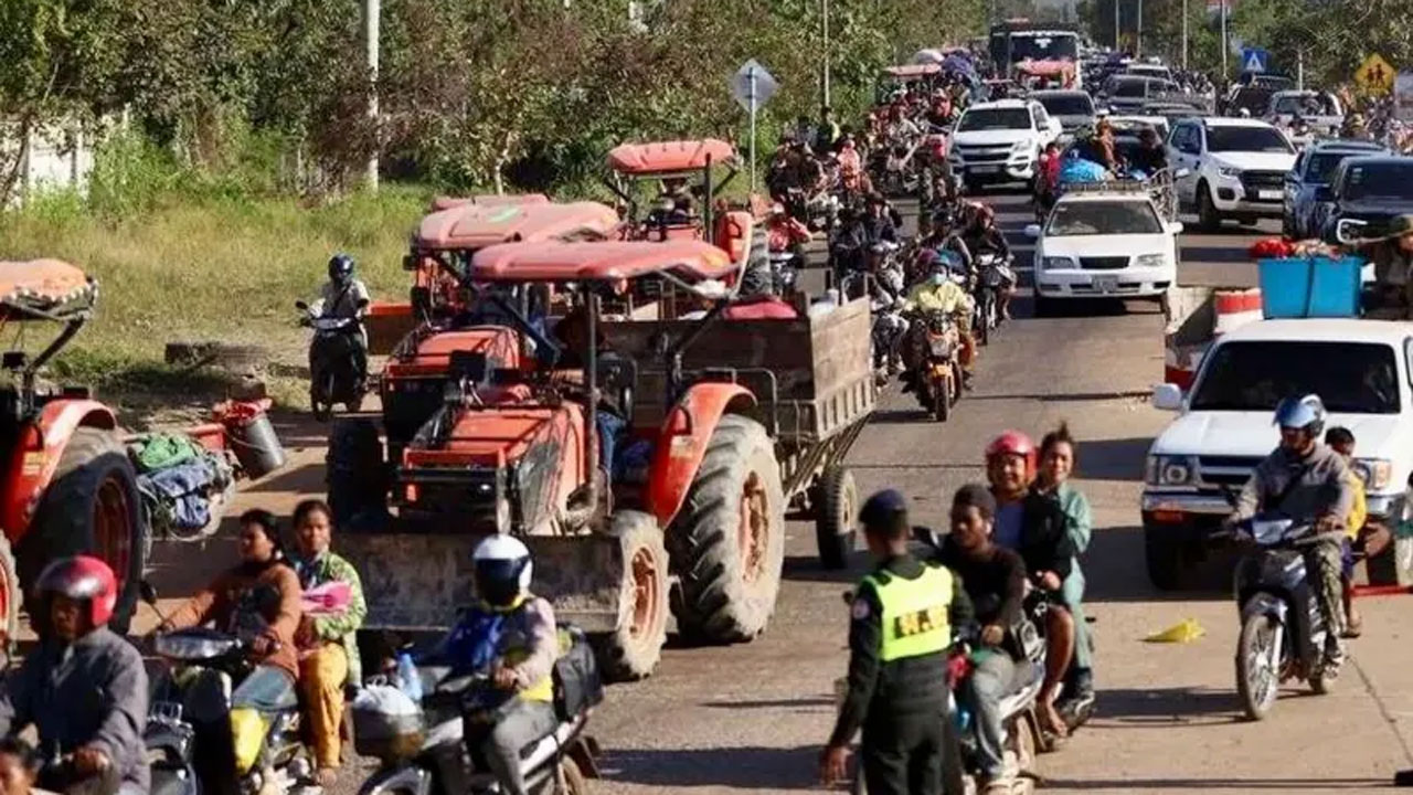 থাইল্যান্ড ও কম্বোডিয়ার সীমান্ত এলাকা থেকে দলে দলে মানুষ অন্য জায়গায় চলে যাচ্ছে