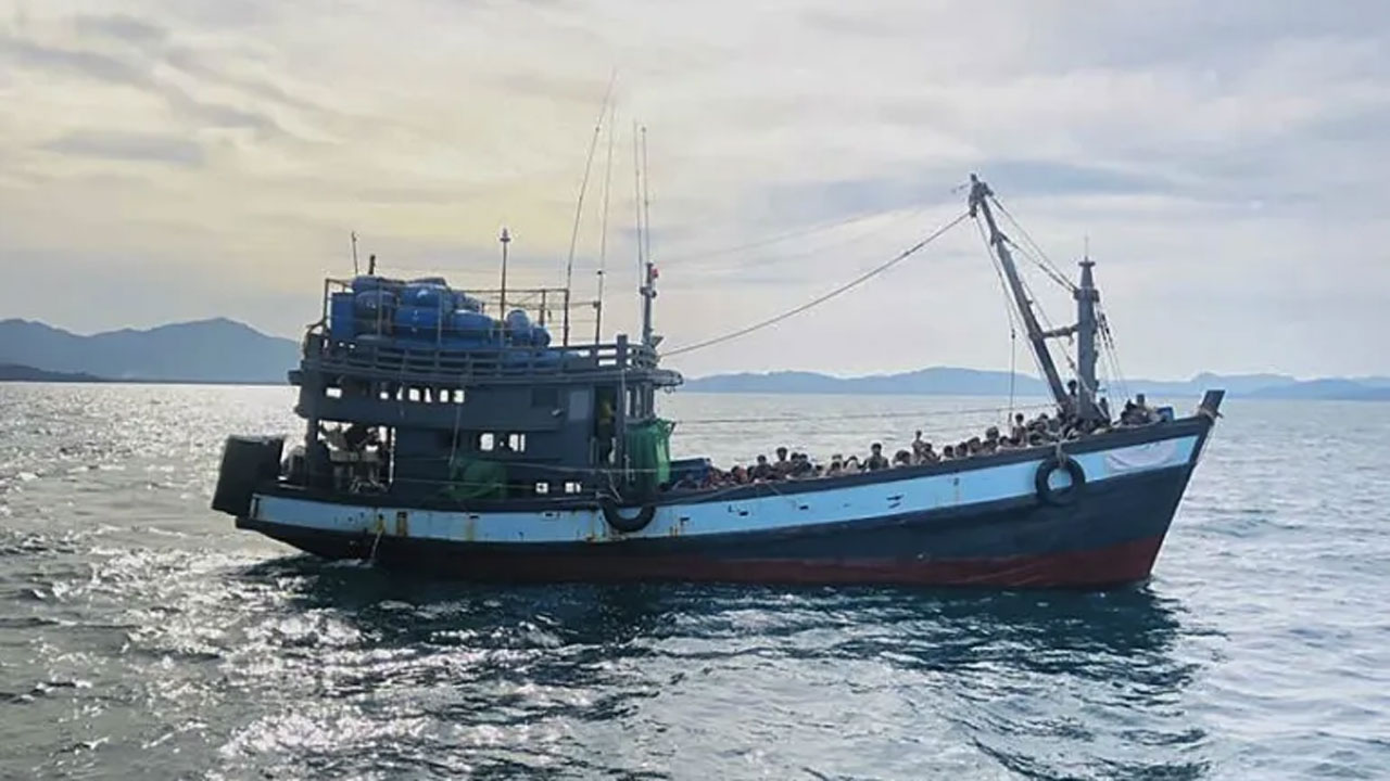 অভিবাসীদের বহনকারী নৌকা