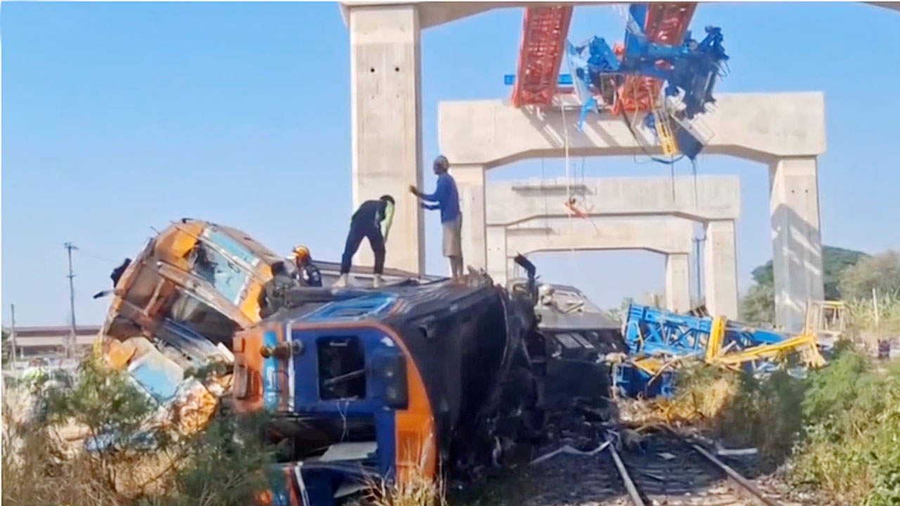 থাইল্যান্ডে চলন্ত ট্রেনের উপর ভেঙে পড়ল ক্রেন