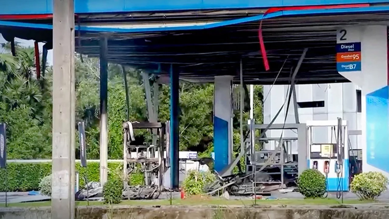 বোমা হামলায় ক্ষতিগ্রস্ত একটি পেট্রোল পাম্প