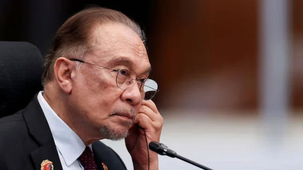 থাইল্যান্ডের প্রধানমন্ত্রী আনুতিন চার্নভিরাকুল