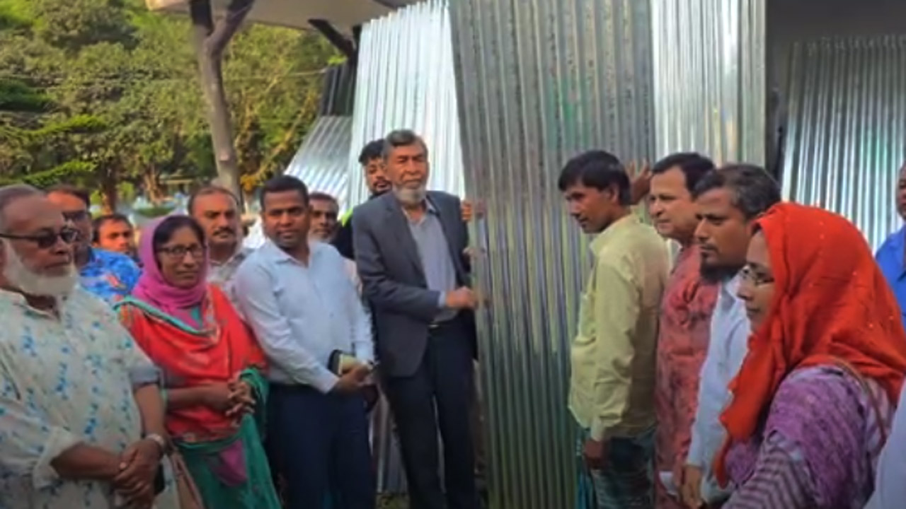 ঠাকুরগাঁওয়ের পীরগঞ্জে ঝড়ে ক্ষতিগ্রস্তদের মাঝে ঢেউটিন বিতরণ