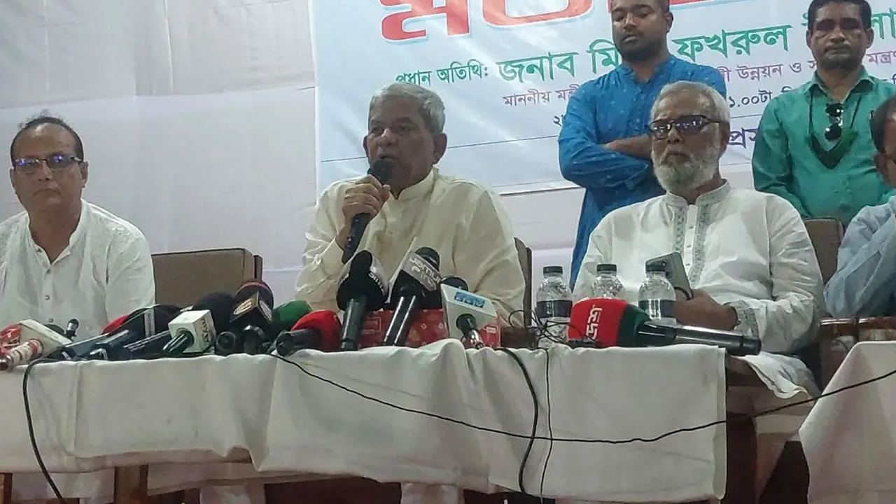 ঠাকুরগাঁওয়ে সাংবাদিকদের সাথে মতবিনিময় করেন বিএনপি মহাসচিব ও স্থানীয় সরকার, পল্লী উন্নয়ন ও সমবায়মন্ত্রী মির্জা ফখরুল ইসলাম আলমগীর