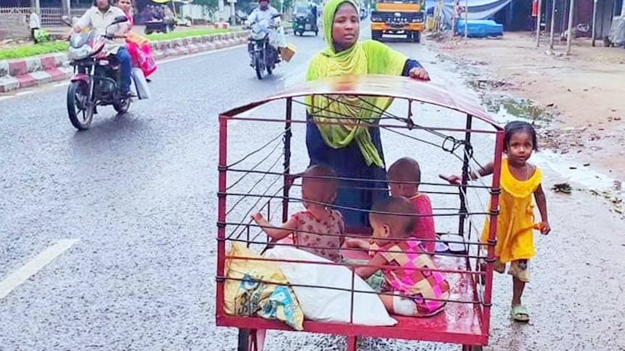 শিশুদের নিয়ে পথে পথে ঘুরছেন অসহায় মা