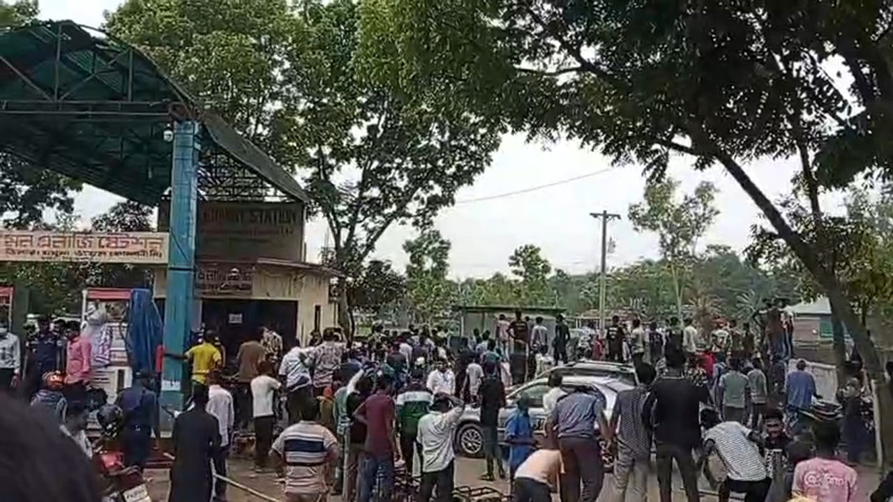 ফিলিং স্টেশনে তেল নিয়ে সংঘর্ষ