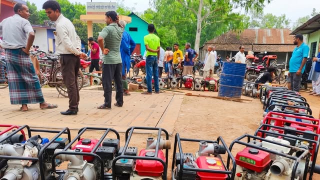 সেচপাম্প নিয়ে তেলের জন্য অপেক্ষা