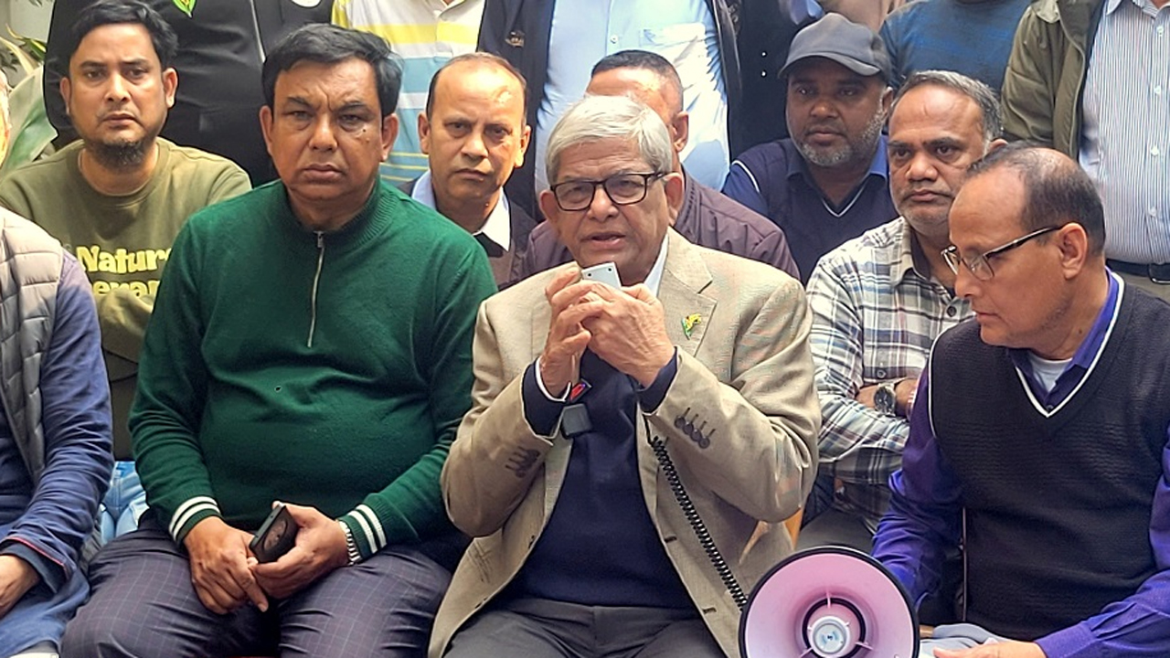সংবাদ সম্মেলনে কথা বলছেন মির্জা ফখরুল