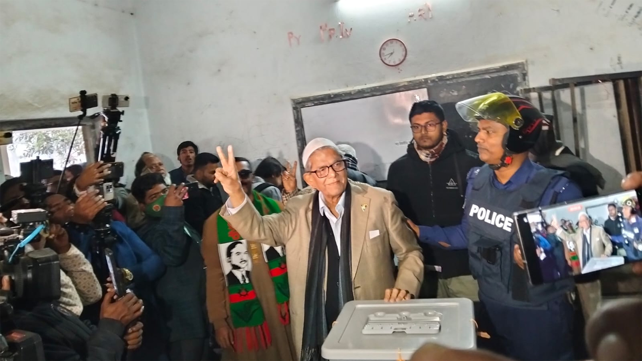 ভোট দিচ্ছেন বিএনপি মহাসচিব মির্জা ফখরুল