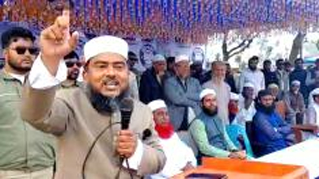 বক্তব্য রাখছেন দেলাওয়ার হোসেন