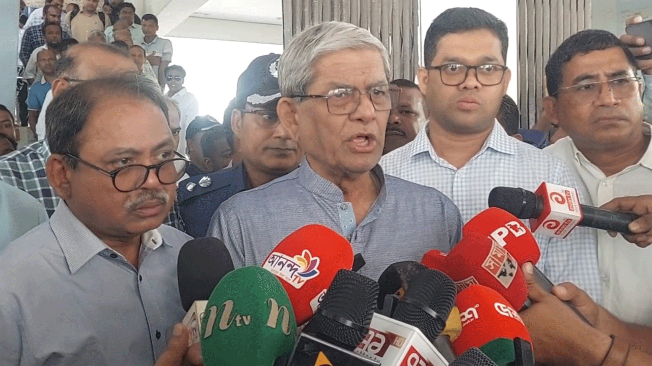 বক্তব্য রাখছেন বিএনপি মহাসচিব ও স্থানীয় সরকার মন্ত্রণালয় মন্ত্রী মির্জা ফখরুল ইসলাম আলমগীর