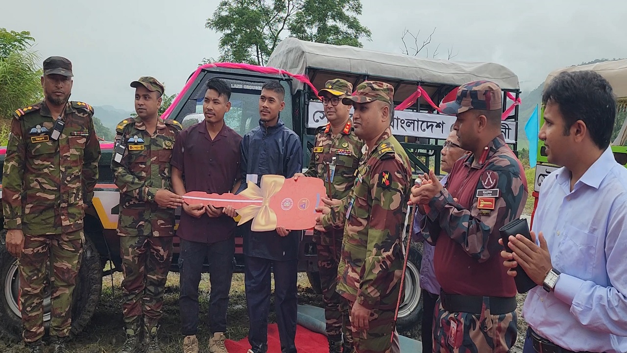 থানচির বাকলাইয়ে পাহাড়িদের উন্নয়নে গাড়ির চাবি হস্তান্তর করছেন রিজিয়ন কমান্ডার ব্রিগেডিয়ার জেনারেল আরিফুল ইসলাম।