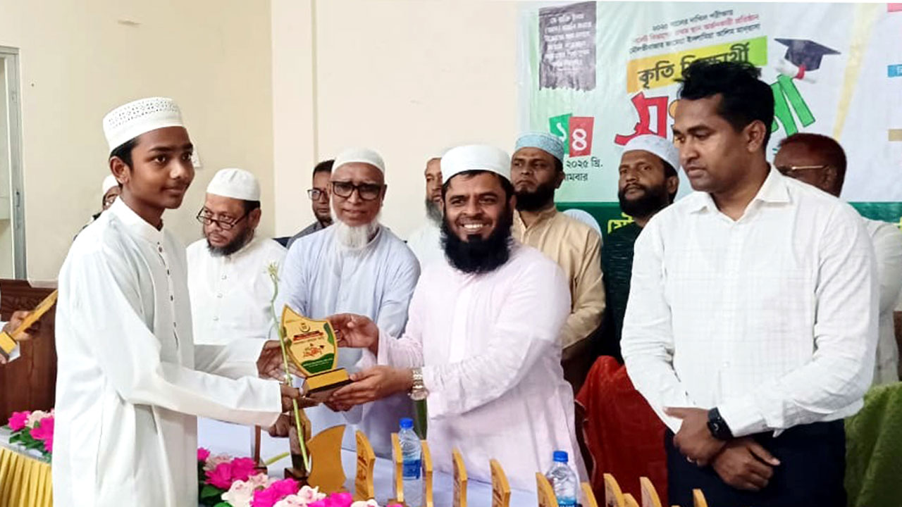 এ উপলক্ষে  কৃতি শিক্ষার্থীদের বিশেষ সংবর্ধনা দেয়া হয়