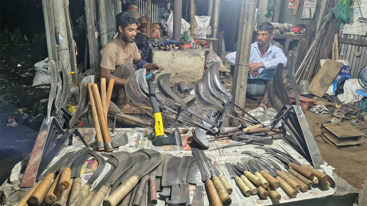 ঈদে ব্যস্ত কামারশালায় দা-ছুরির টুংটাং শব্দ