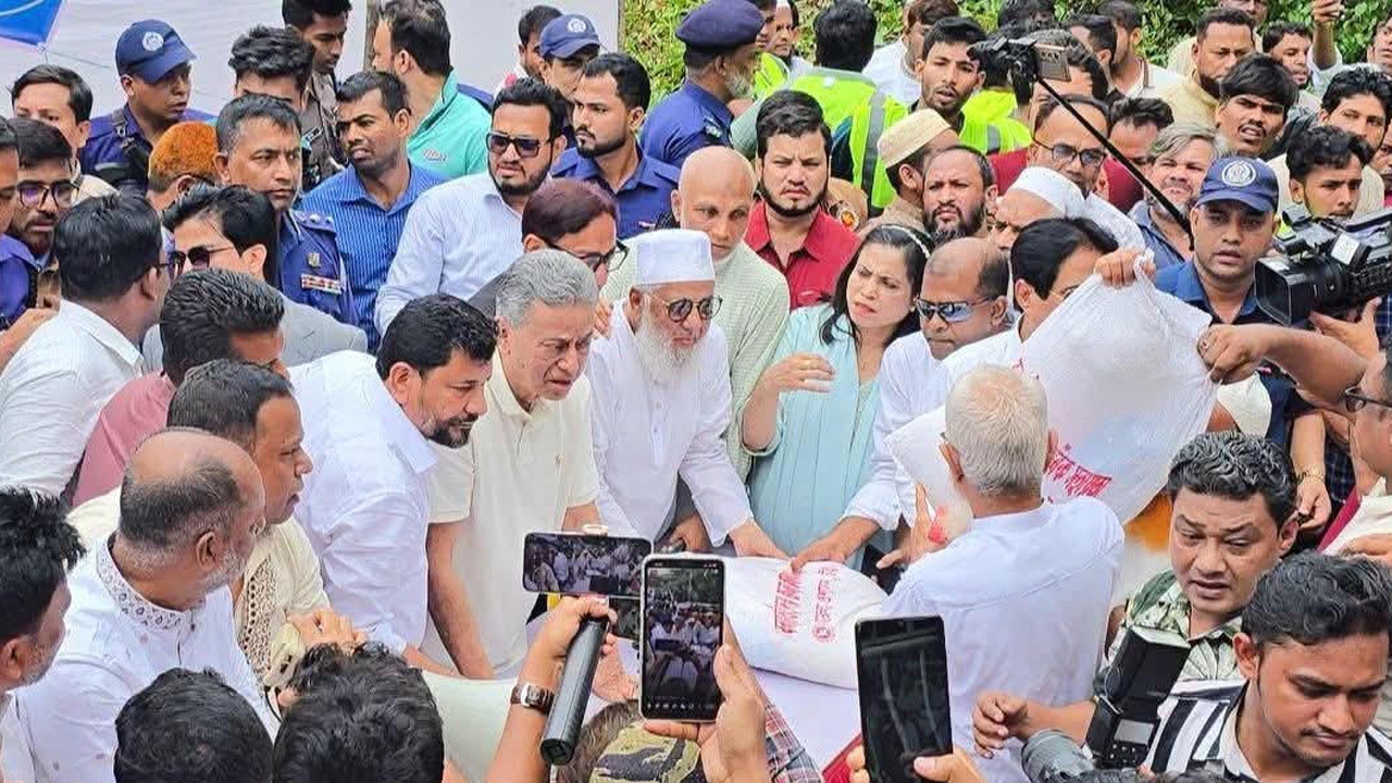 সাতকানিয়ায় ত্রাণ বিতরণ করছেন অর্থমন্ত্রী আমির খসরু মাহমুদ চৌধুরী