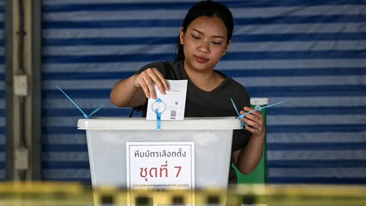 থাই্ল্যান্ডের একটি কেন্দ্রে ভোট দিচ্ছেন এক নারী