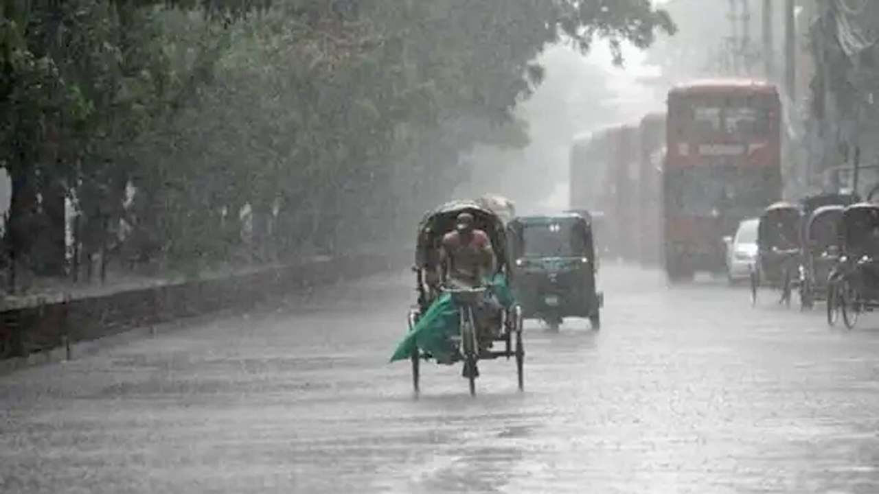 দুপুরের বৃষ্টিতে ঢাকার ব্যস্ত পথচলা