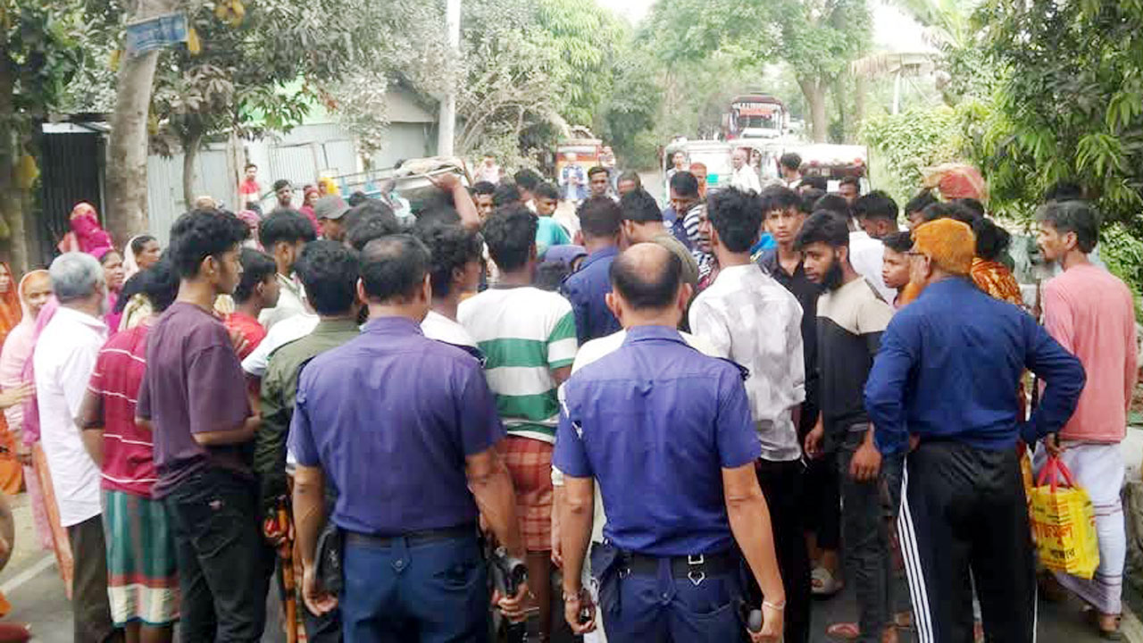 করার প্রতিবাদে গৌরীপুর-হোমনা সড়ক অবরোধ