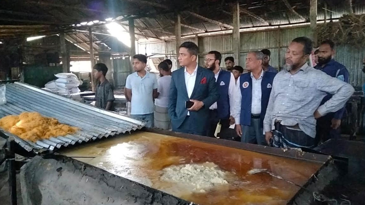 ভূরুঙ্গামারীতে অনুমোদনহীন লাচ্ছা উৎপাদন কারায় ৫০ হাজার টাকা জরিমানা