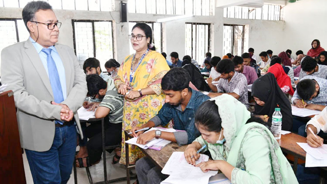 টঙ্গী সরকারি কলেজ কেন্দ্র পরিদর্শনে জাতীয় বিশ্ববিদ্যালয়ের ভিসি অধ্যাপক এ এস এম আমানুল্লাহ
