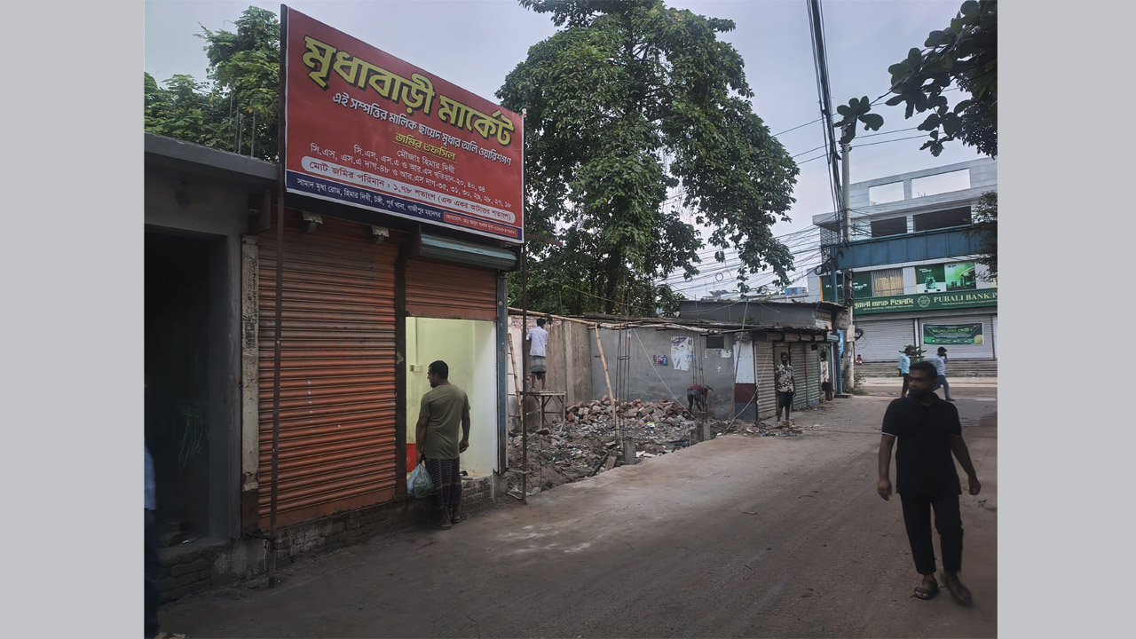 টঙ্গীতে রাস্তার জায়গা দখল করে মার্কেট নির্মাণের অভিযোগ
