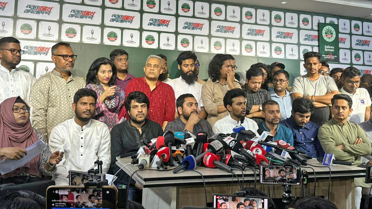 রোববার দুপুরে এনসিপি কার্যালয়ে যোগদান অনুষ্ঠান শেষে কথা বলেন নাহিদ ইসলাম