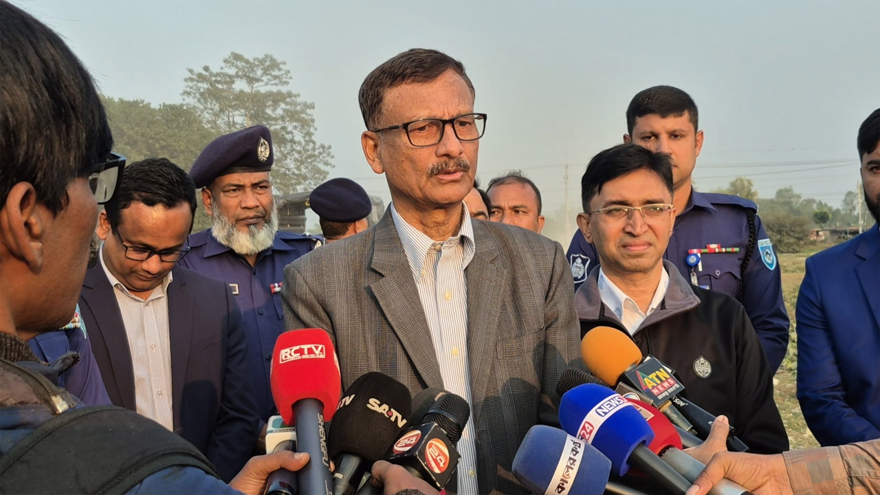 নীলফামারীতে গণমাধ্যমের সাথে কথা বলছেন পররাষ্ট্র উপদেষ্টা তৌহিদ হোসেন